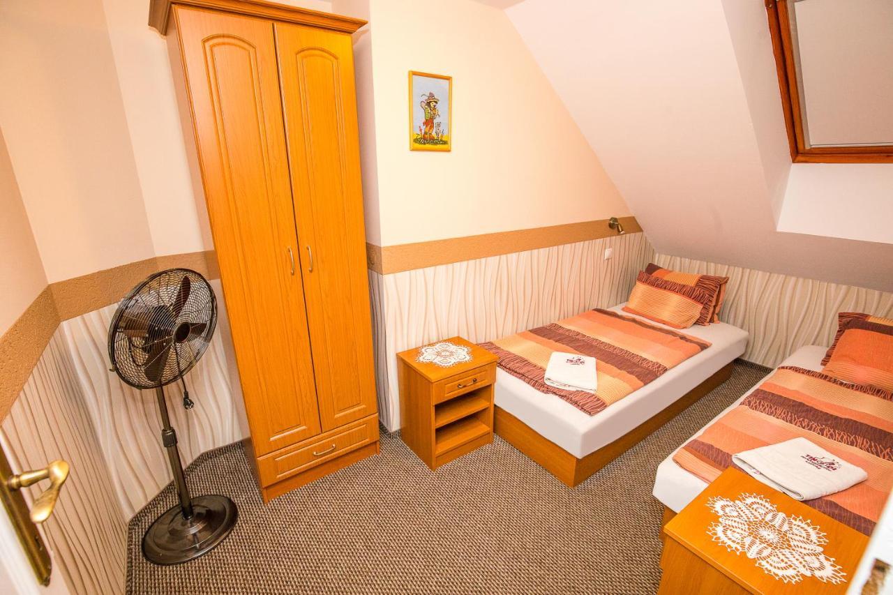 Tinodi Fogado Bed and Breakfast Sárvár Exteriör bild