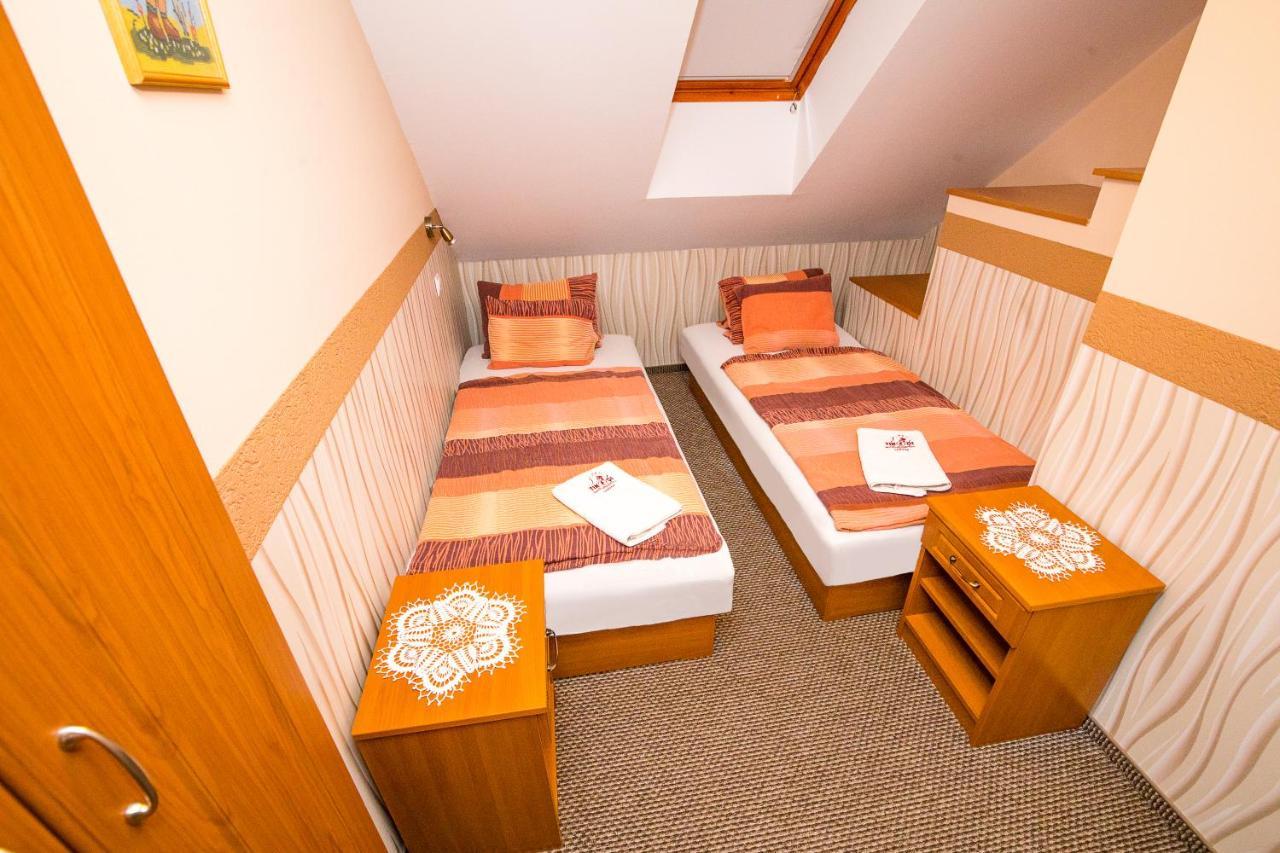Tinodi Fogado Bed and Breakfast Sárvár Exteriör bild