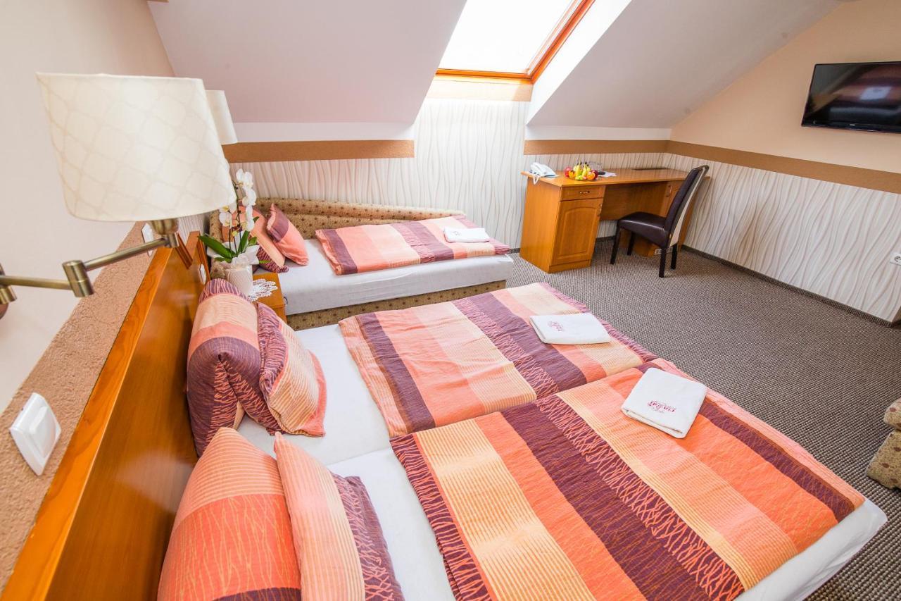 Tinodi Fogado Bed and Breakfast Sárvár Exteriör bild