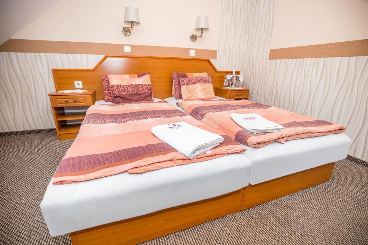 Tinodi Fogado Bed and Breakfast Sárvár Exteriör bild