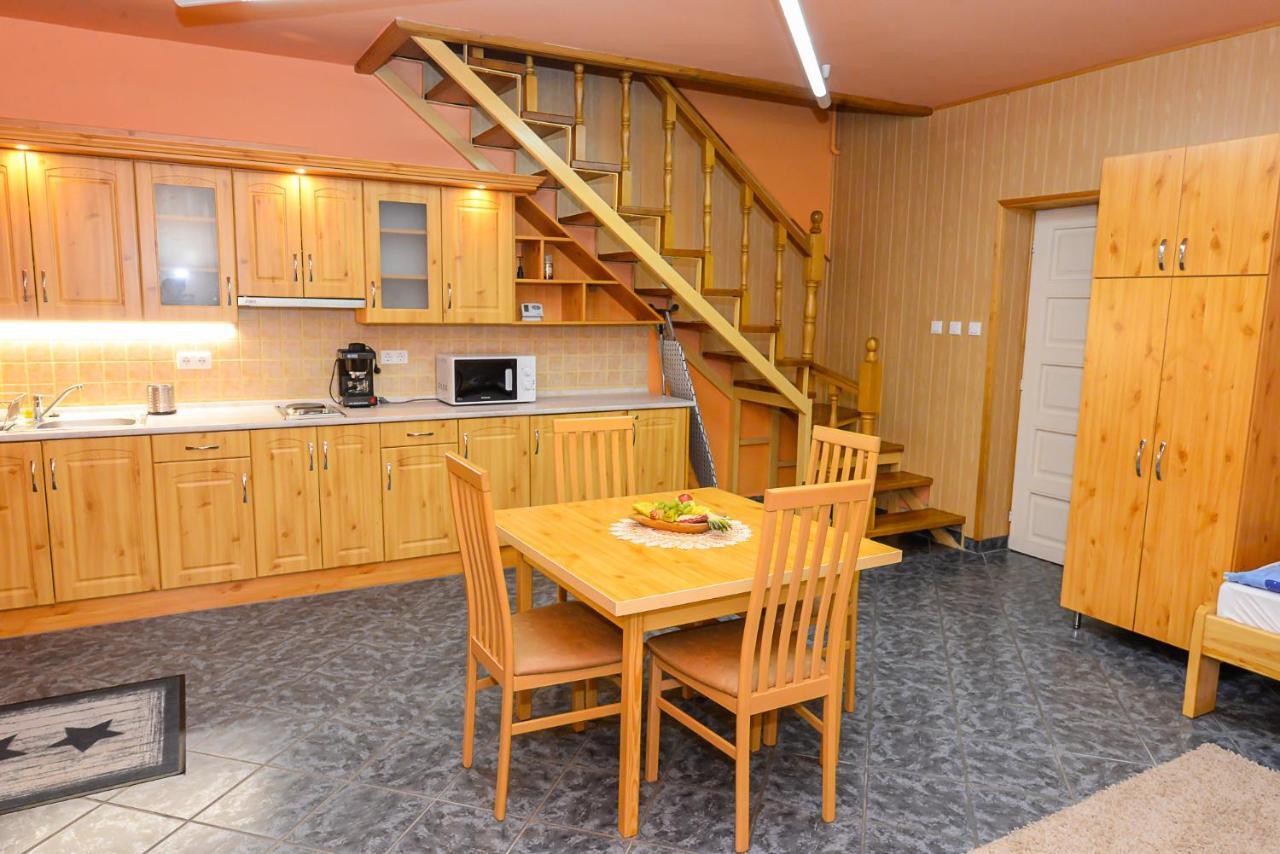 Tinodi Fogado Bed and Breakfast Sárvár Exteriör bild