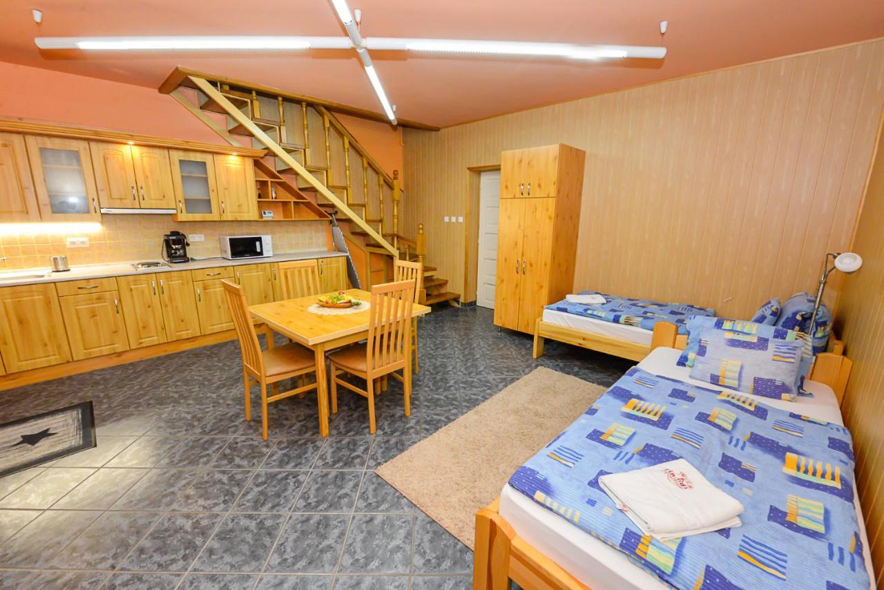 Tinodi Fogado Bed and Breakfast Sárvár Exteriör bild