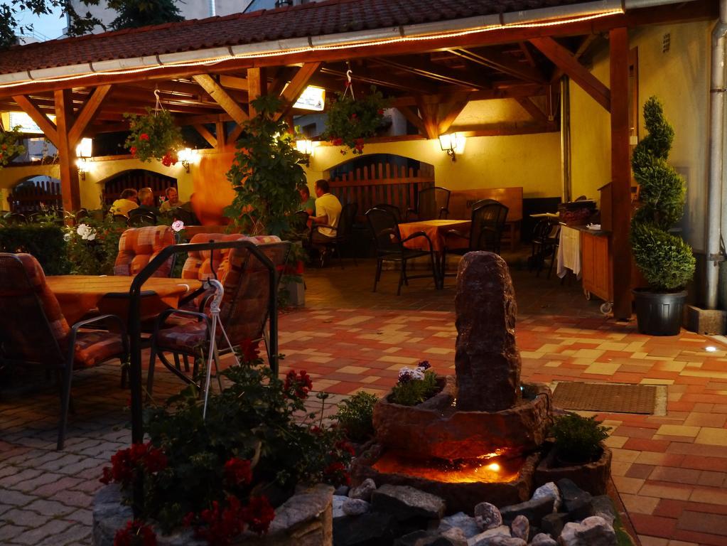 Tinodi Fogado Bed and Breakfast Sárvár Exteriör bild