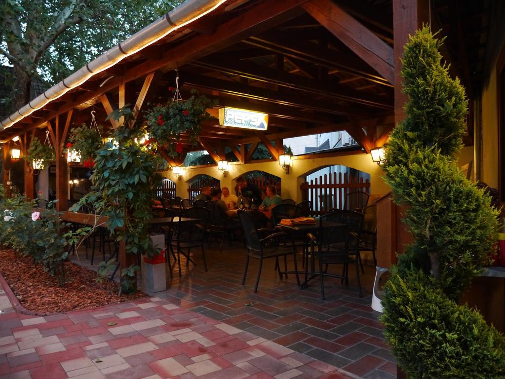 Tinodi Fogado Bed and Breakfast Sárvár Exteriör bild