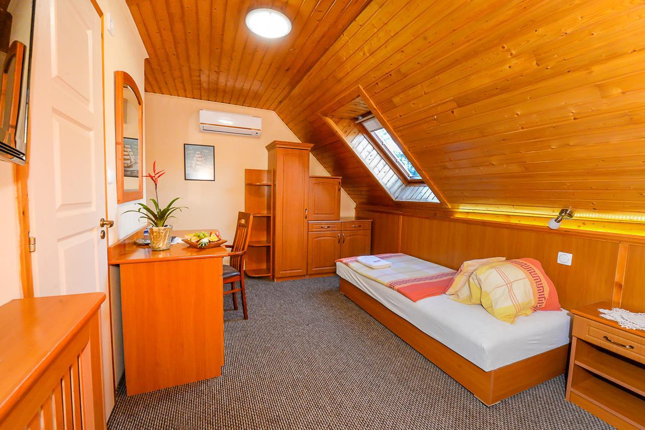 Tinodi Fogado Bed and Breakfast Sárvár Exteriör bild