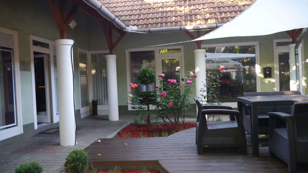 Tinodi Fogado Bed and Breakfast Sárvár Exteriör bild