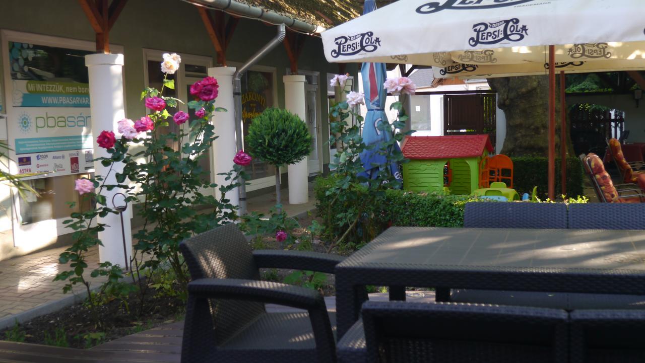 Tinodi Fogado Bed and Breakfast Sárvár Exteriör bild