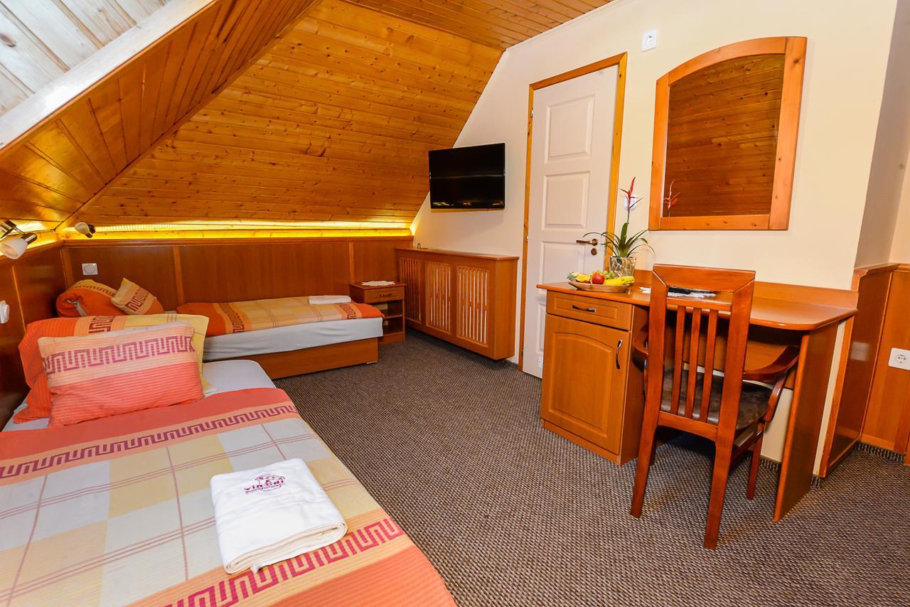 Tinodi Fogado Bed and Breakfast Sárvár Exteriör bild