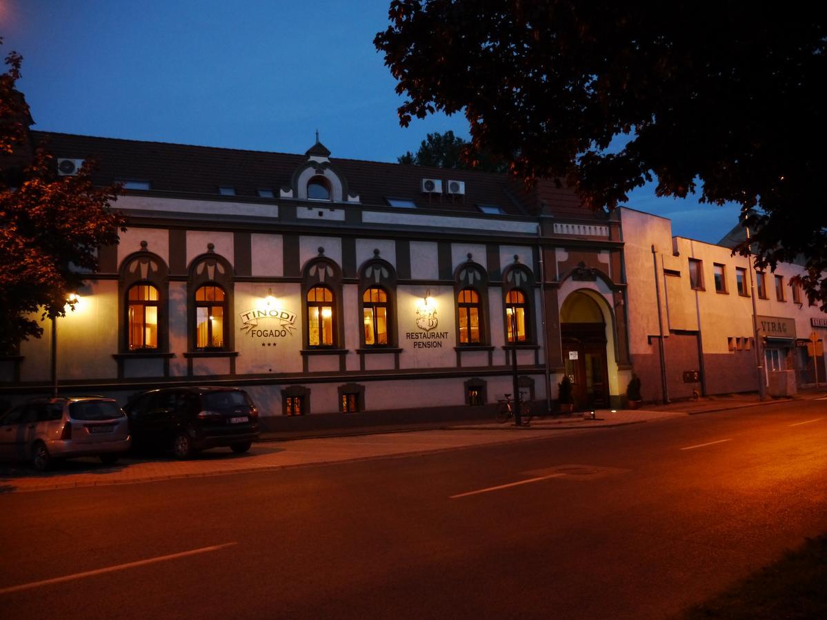 Tinodi Fogado Bed and Breakfast Sárvár Exteriör bild