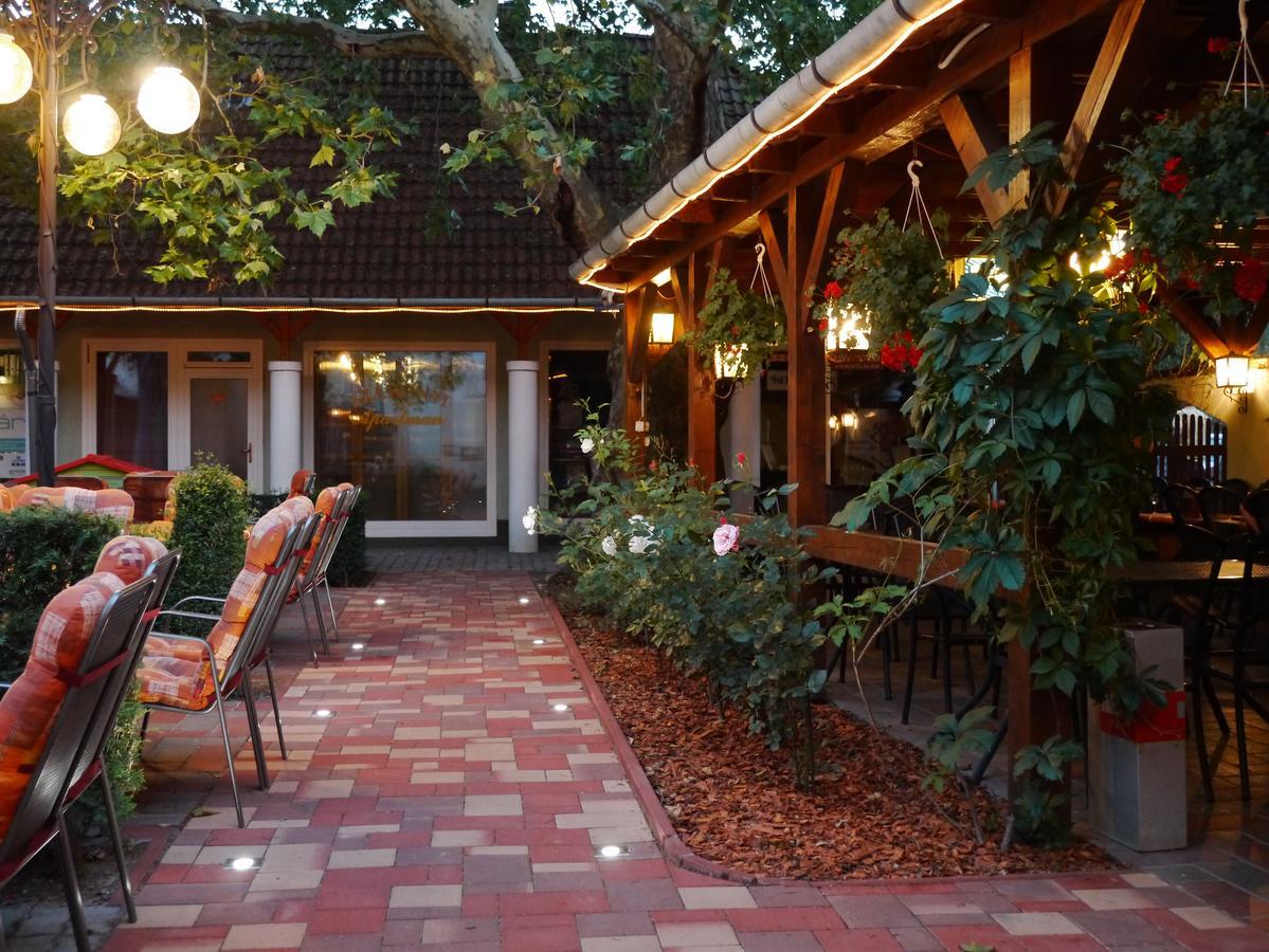 Tinodi Fogado Bed and Breakfast Sárvár Exteriör bild