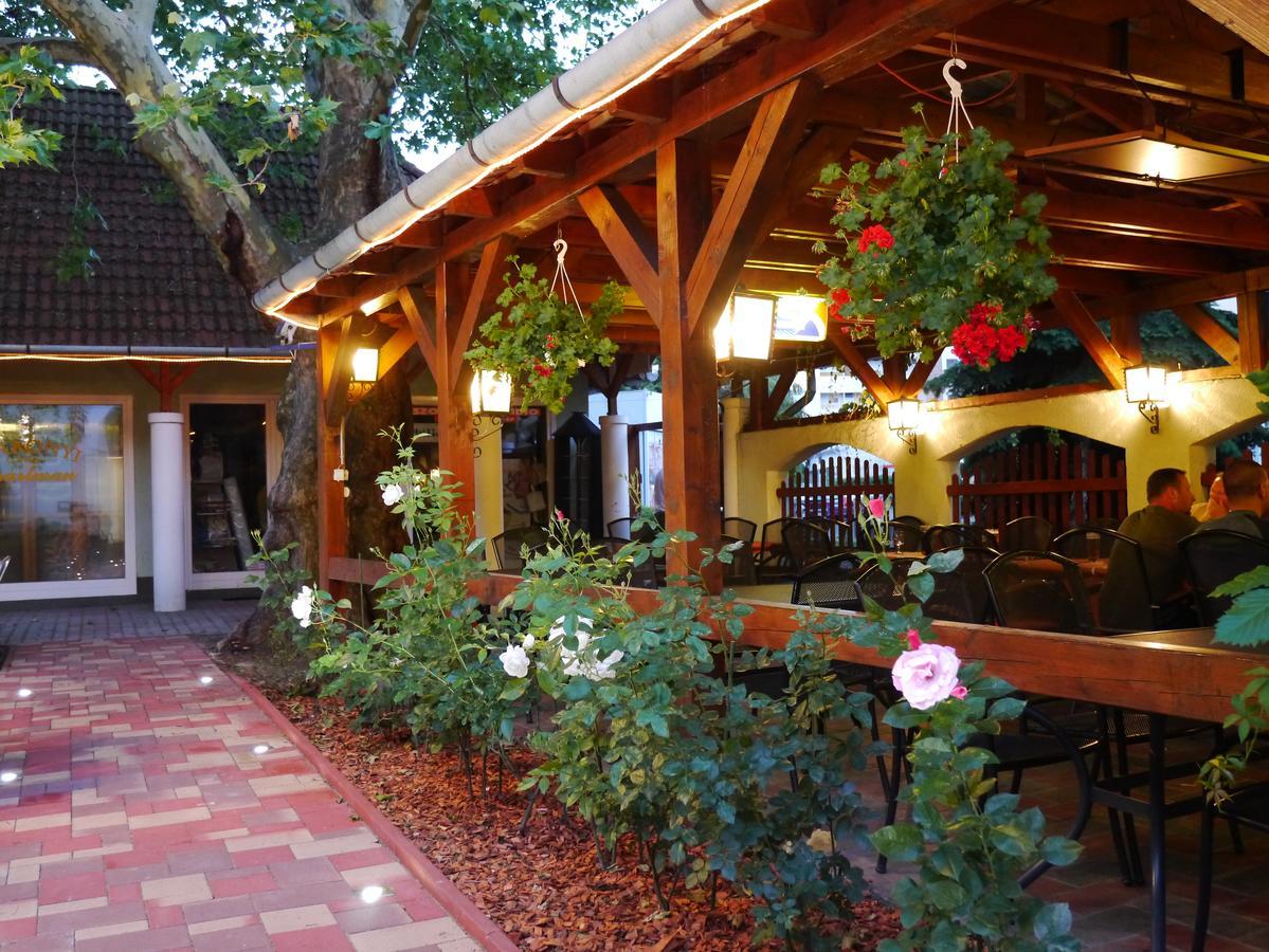 Tinodi Fogado Bed and Breakfast Sárvár Exteriör bild