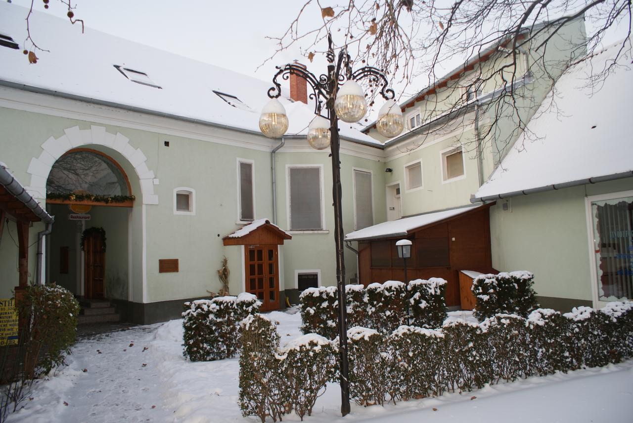 Tinodi Fogado Bed and Breakfast Sárvár Exteriör bild